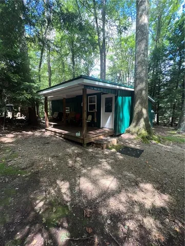 a view of a house with backyard