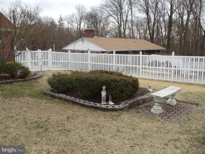 112 Stonewall Road Catonsville, MD 21228 - Photo 6 of 15 Garden
