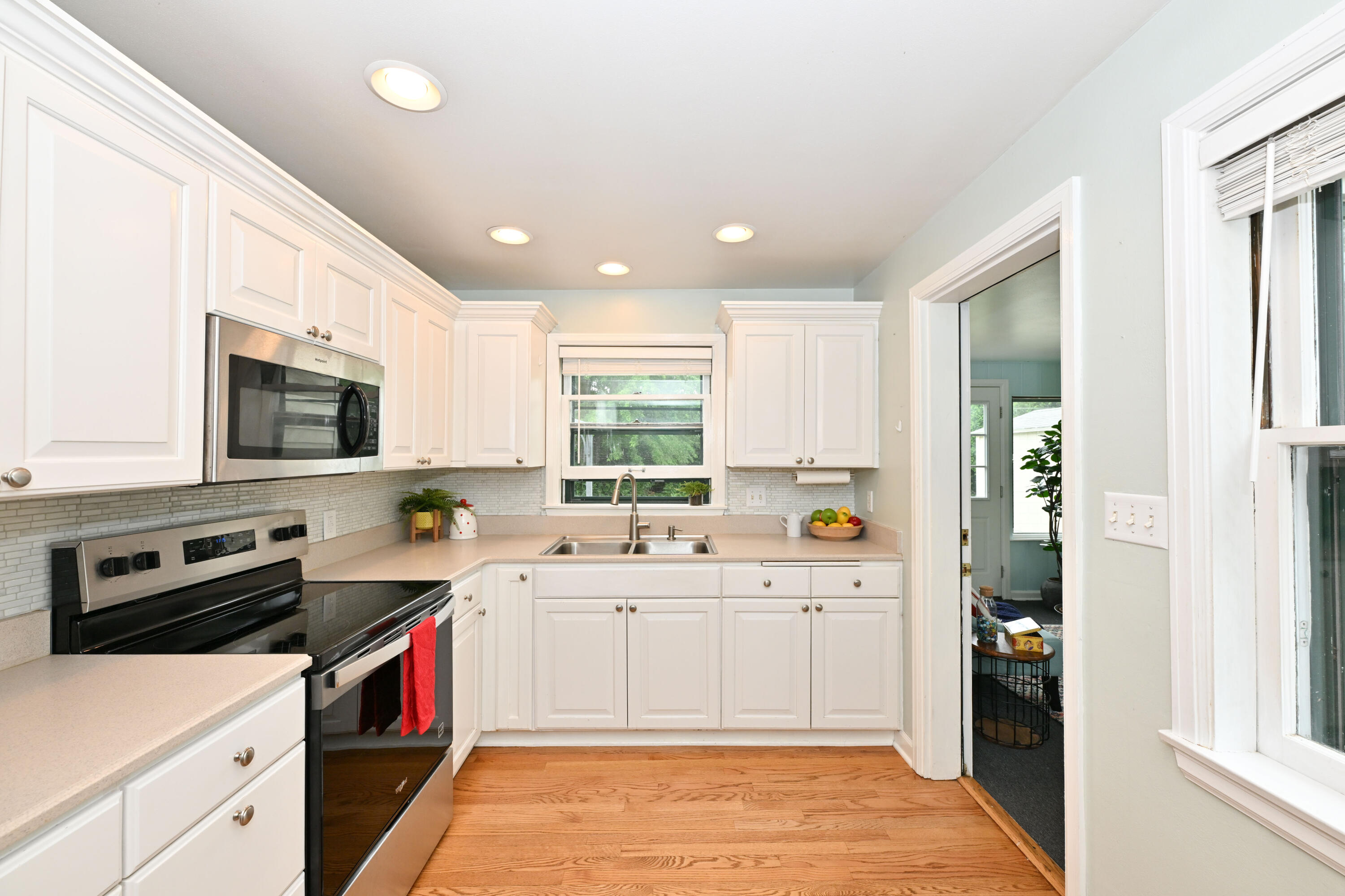 1933 West Donges Bay Road Mequon, WI 53092 - Photo 10 of 36 Photo (10)