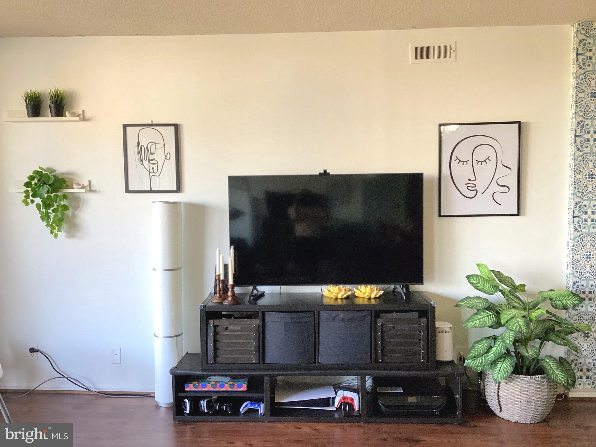 5505 Seminary Road, Unit 602N Falls Church, VA 22041 - Photo 21 of 39 Living room
