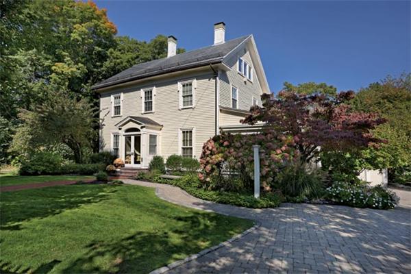 a view of a house with backyard and garden