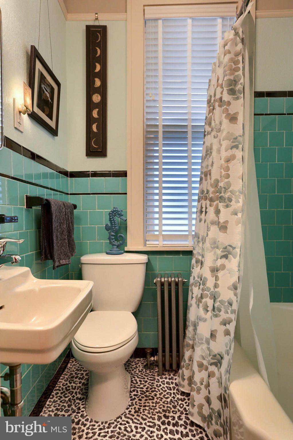90 East Ridge Street Carlisle, PA 17013 - Photo 21 of 51 1st floor full bath