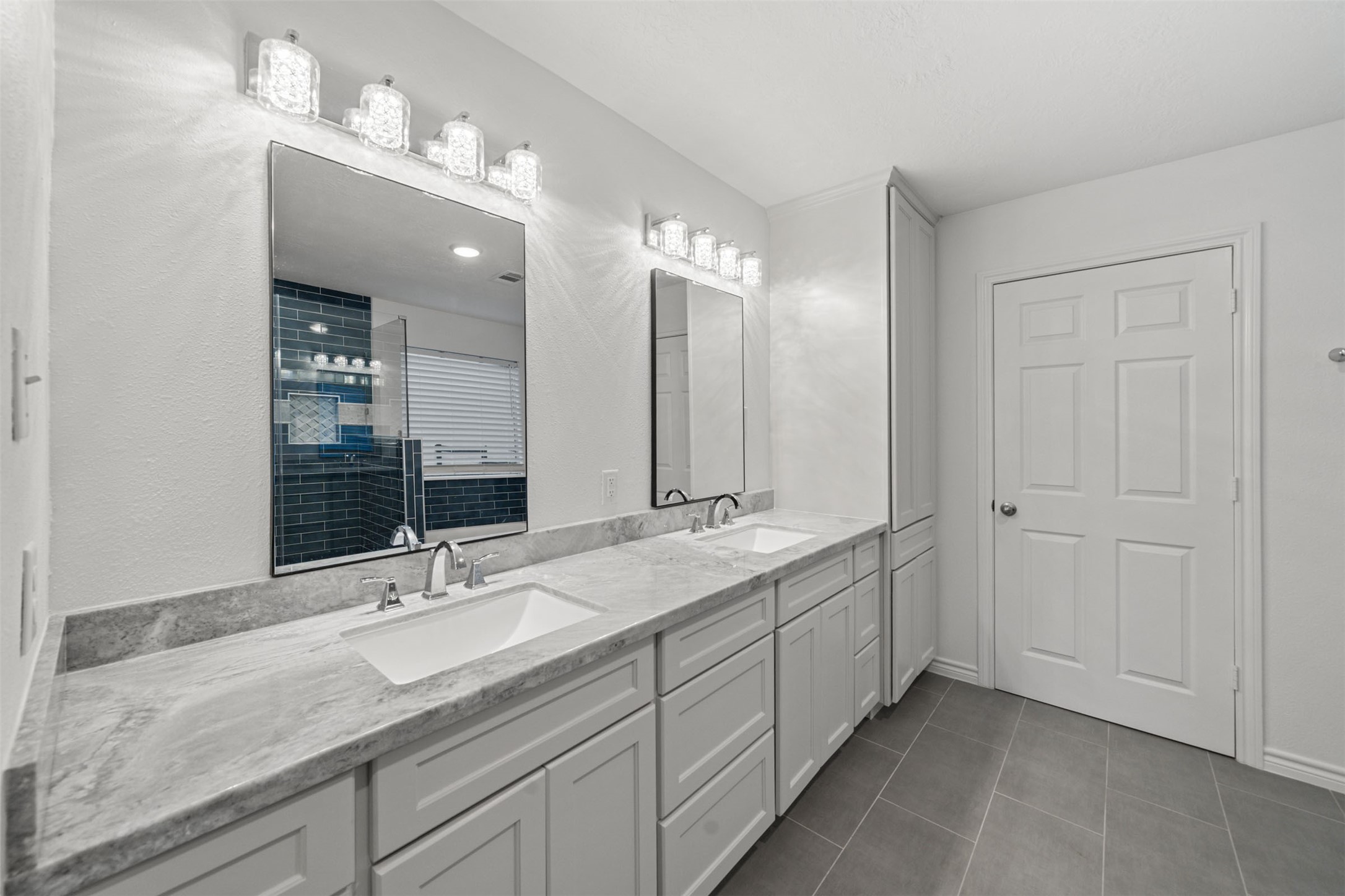 22323 Roberts Cemetery Road Hockley, TX 77447 - Photo 22 of 50 a bathroom with double sink and a mirror