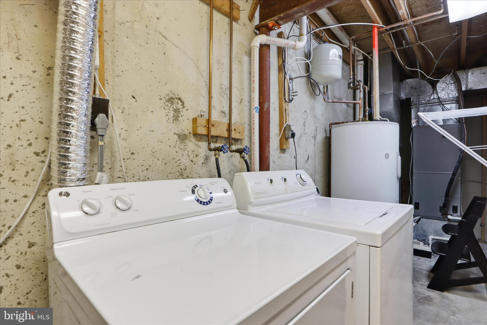 71 Kinsman View Circle Silver Spring, MD 20901 - Photo 26 of 42 a utility room with dryer and washer
