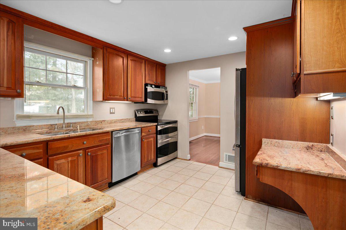 12814 Pinecrest Road Herndon, VA 20171 - Photo 11 of 31 Recess Lighting, SS Apps, Large Pantry
