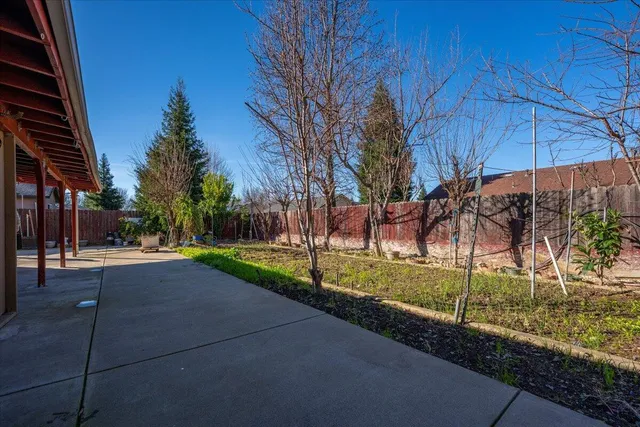 a view of a backyard