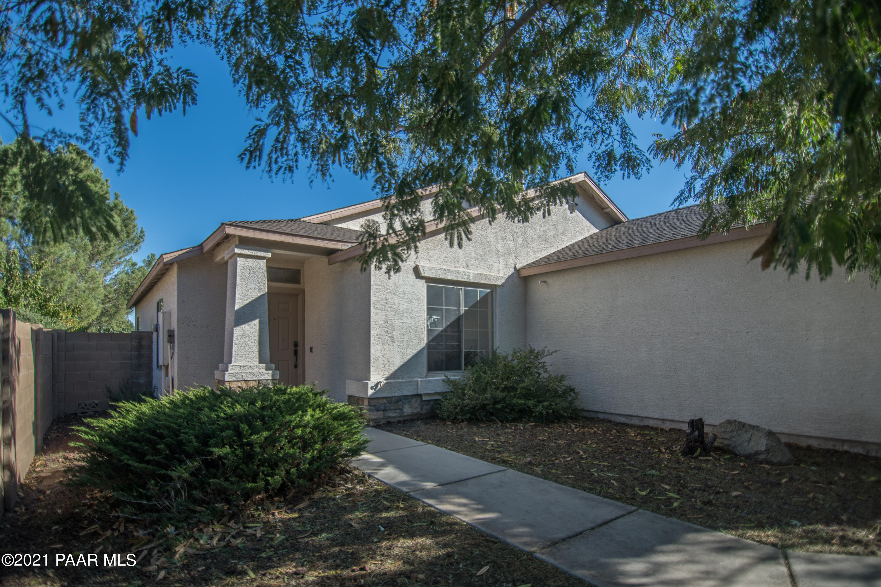 7402 East Plateau Ridge Road Prescott Valley, AZ 86315 - Photo 2 of 31 a front view of a house with garden