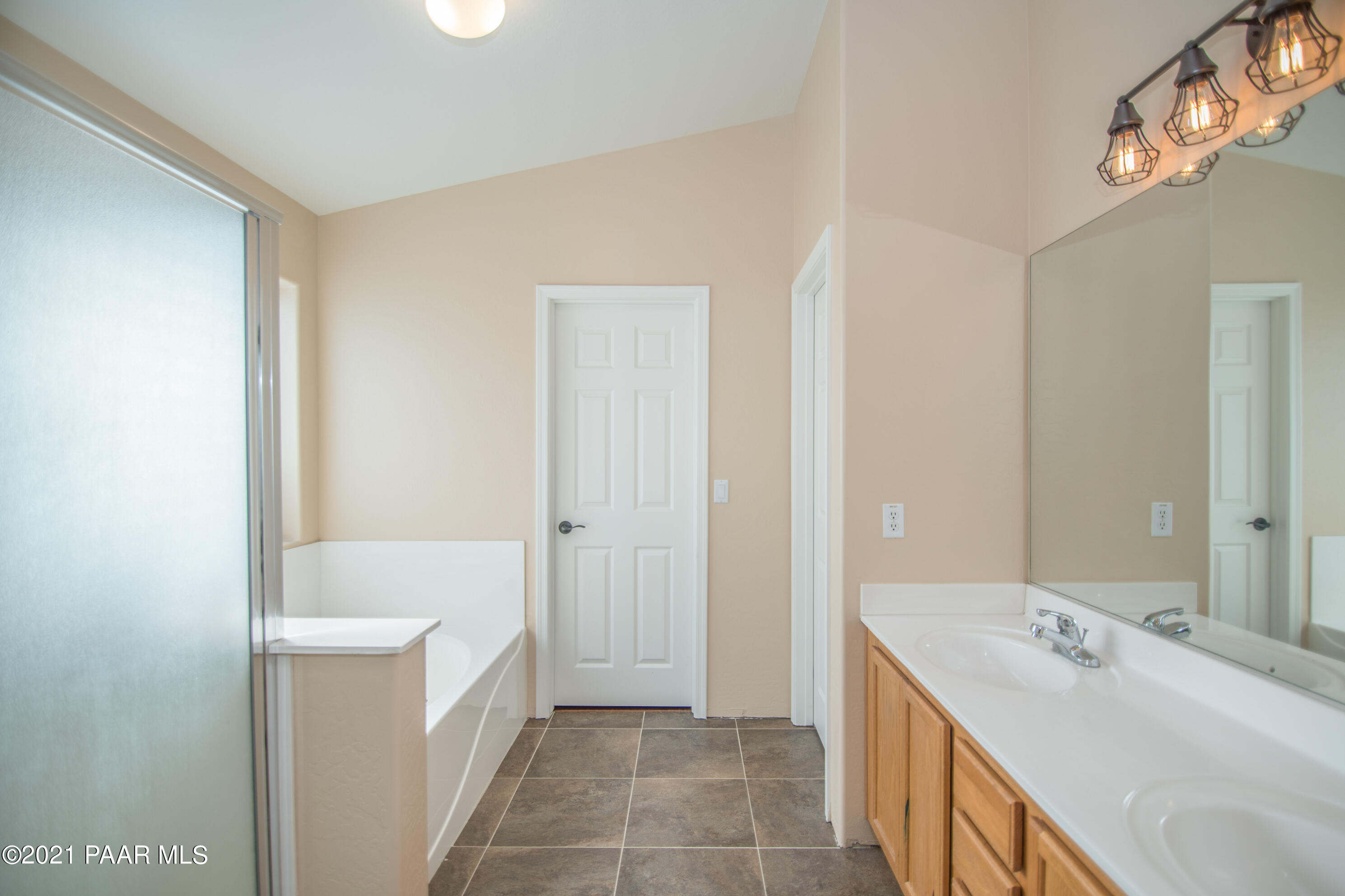 7402 East Plateau Ridge Road Prescott Valley, AZ 86315 - Photo 23 of 31 a bathroom with a tub sink and mirror