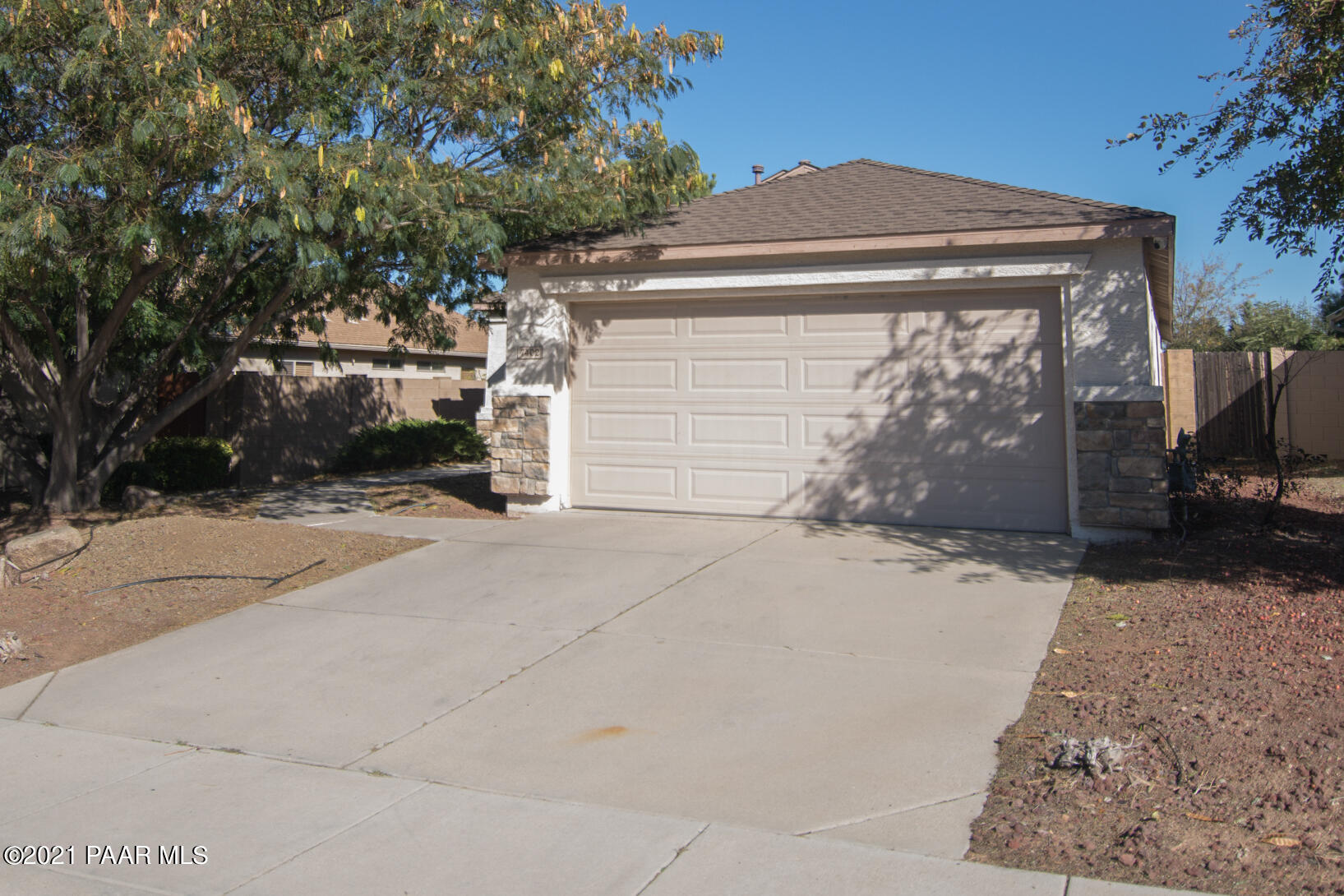 7402 East Plateau Ridge Road Prescott Valley, AZ 86315 - Photo 3 of 31 a front view of a house with a yard