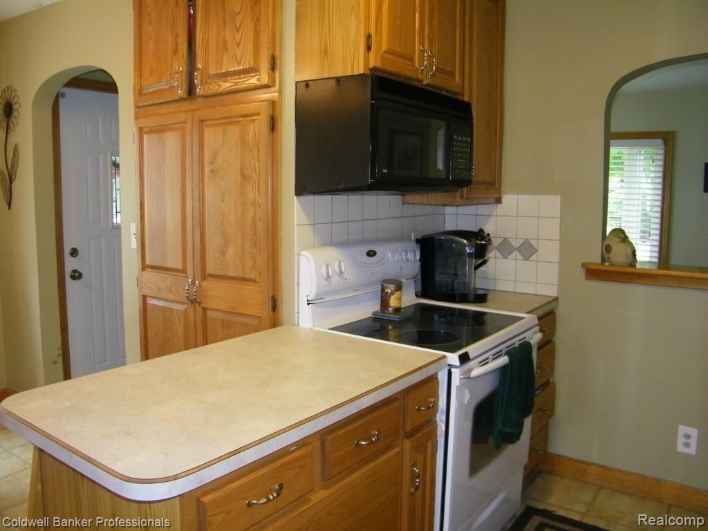 366 Davis Lake Road Lapeer, MI 48446 - Photo 11 of 31 100_5488.jpg