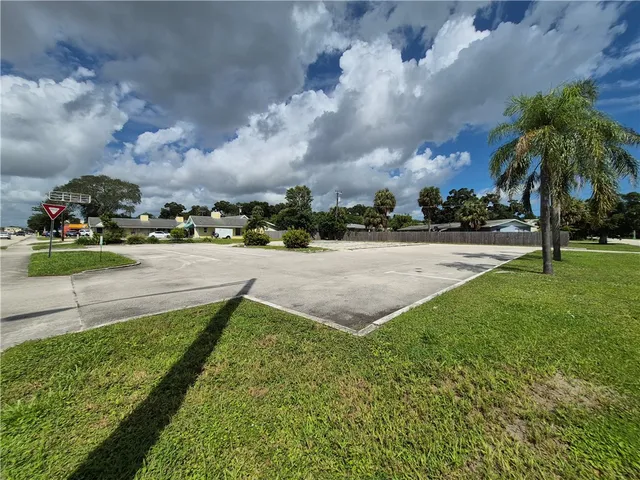 a view of a fountain in front of a house