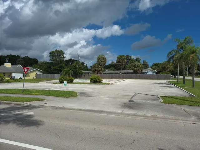 a view of a fountain in front of a building