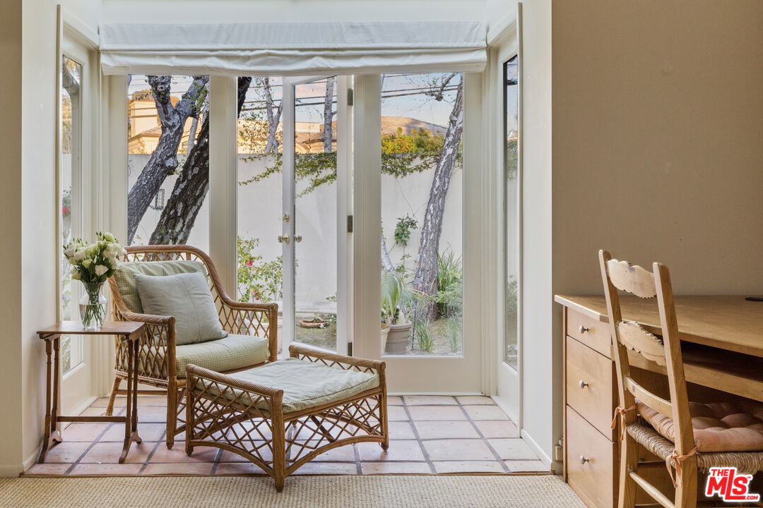 635 North Bonhill Road Los Angeles, CA 90049 - Photo 12 of 19 a living room with furniture