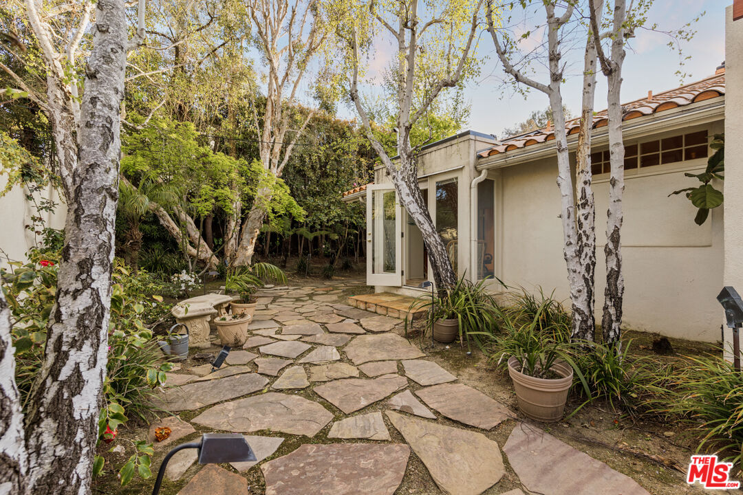 635 North Bonhill Road Los Angeles, CA 90049 - Photo 13 of 19 a view of a backyard with plants