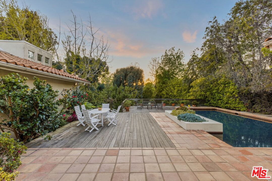 635 North Bonhill Road Los Angeles, CA 90049 - Photo 15 of 19 a view of outdoor space yard and patio