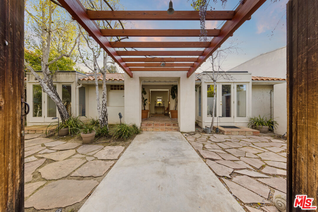 635 North Bonhill Road Los Angeles, CA 90049 - Photo 3 of 19