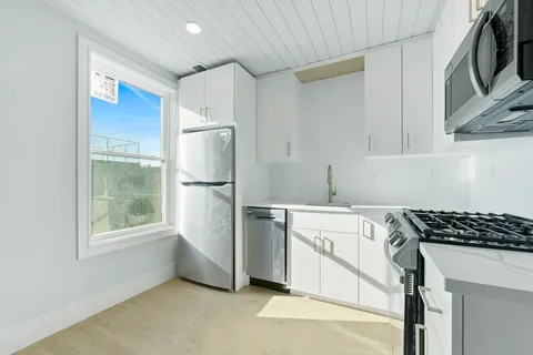 $3,250 | 183 Maverick Street, Unit 3, Boston, MA 02128