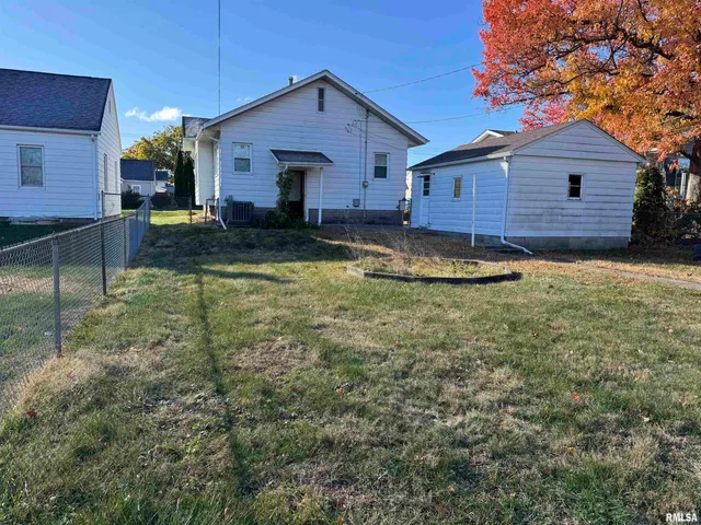 $1,300 | 2246 Bellevue Avenue, Bettendorf, IA 52722
