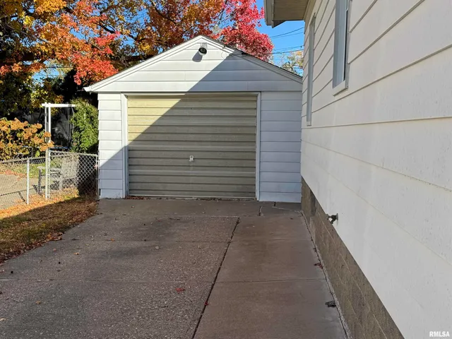 $1,300 | 2246 Bellevue Avenue, Bettendorf, IA 52722