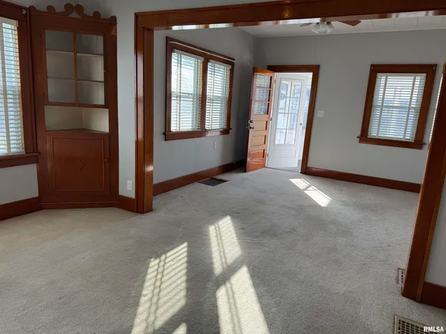 $1,300 | 2246 Bellevue Avenue, Bettendorf, IA 52722