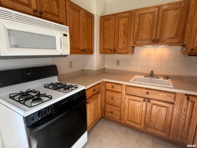 $1,300 | 2246 Bellevue Avenue, Bettendorf, IA 52722