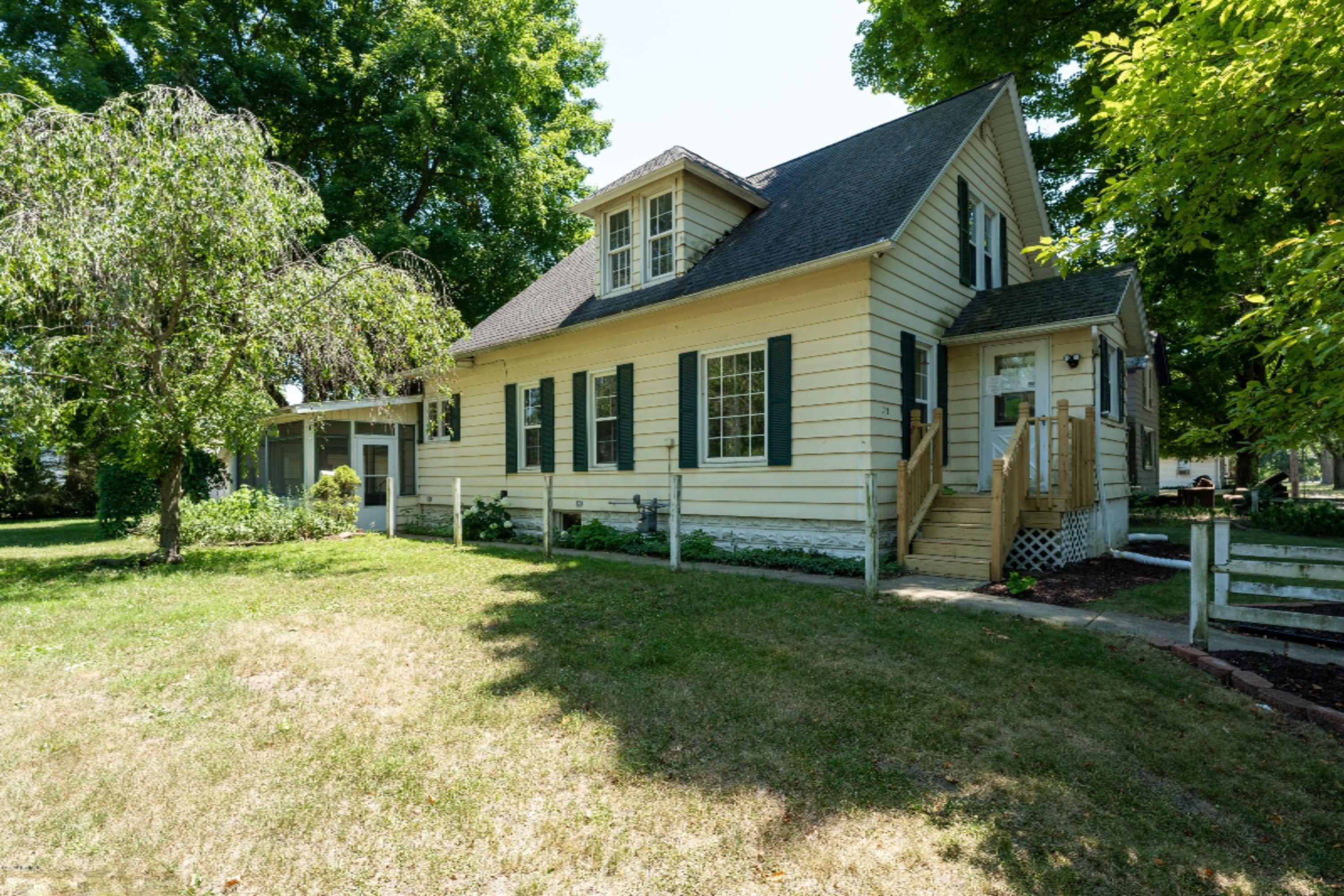 1112 5th Street Three Rivers, MI 49093 - Photo 1 of 25 01_11125THST_2001_HiRes