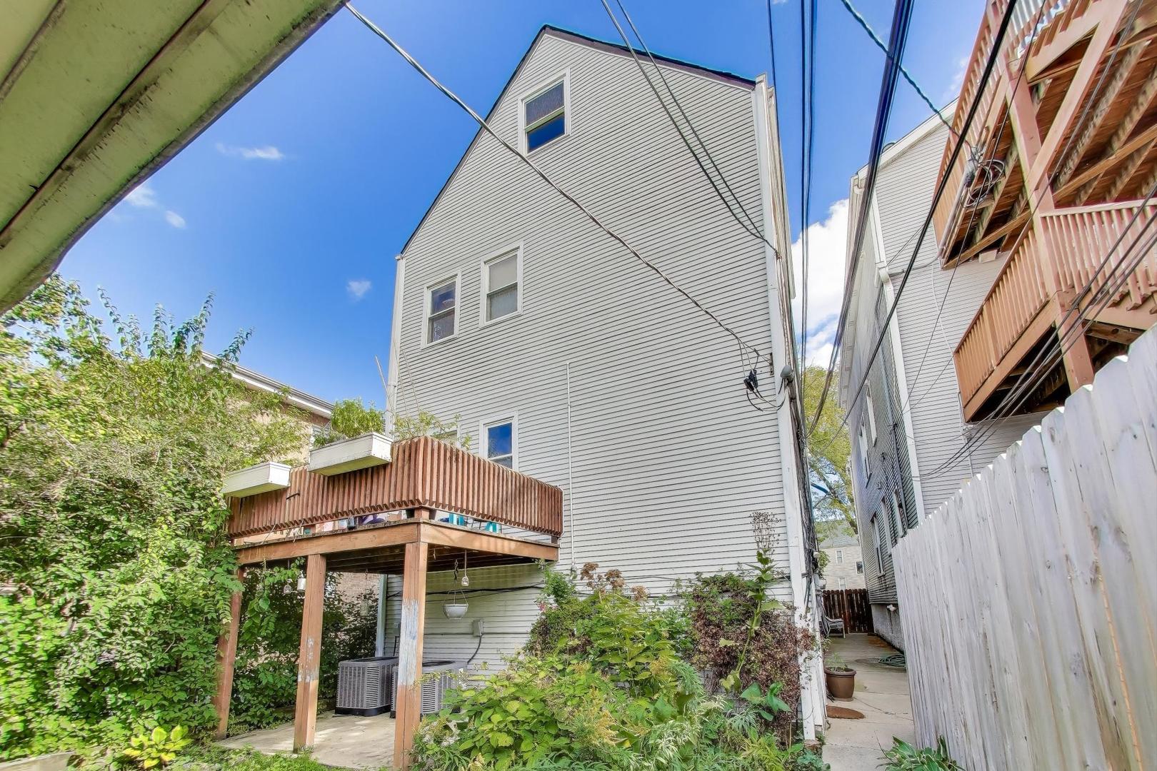 4154 North Campbell Avenue Chicago, IL 60618 - Photo 25 of 28 a patio with table and chairs and potted plants