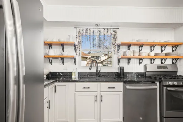 $334,900 | 5335 Sutton Place South, Greenfield, WI 53221