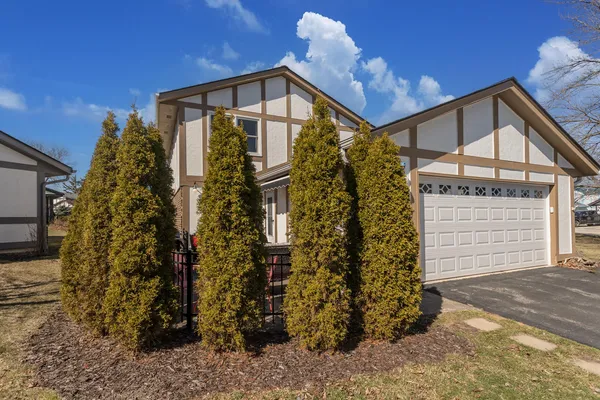 $334,900 | 5335 Sutton Place South, Greenfield, WI 53221