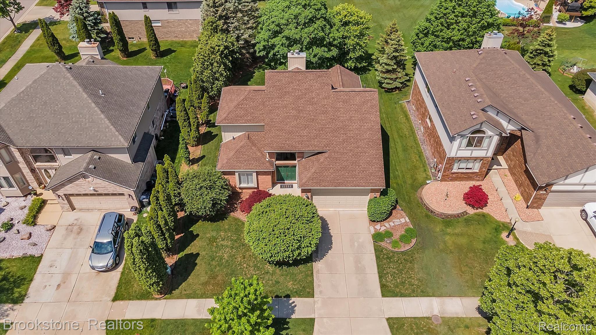959 River Mist Drive Rochester, MI 48307 - Photo 32 of 40 Aerial view of the front of the home