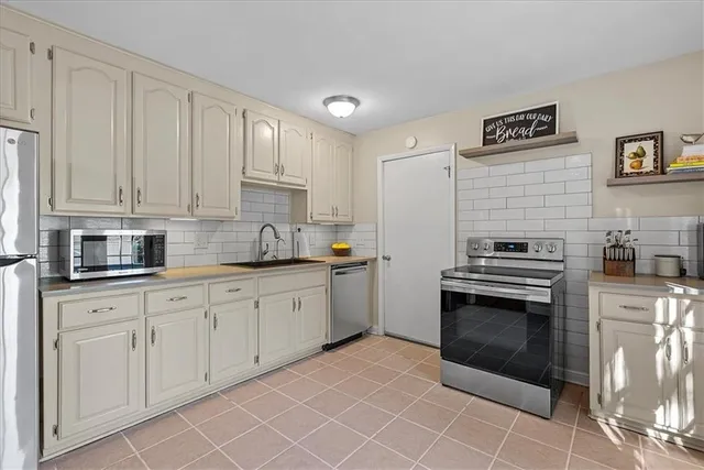 $350,000 | 7611 Walmer Street, Prairie Village, KS 66204