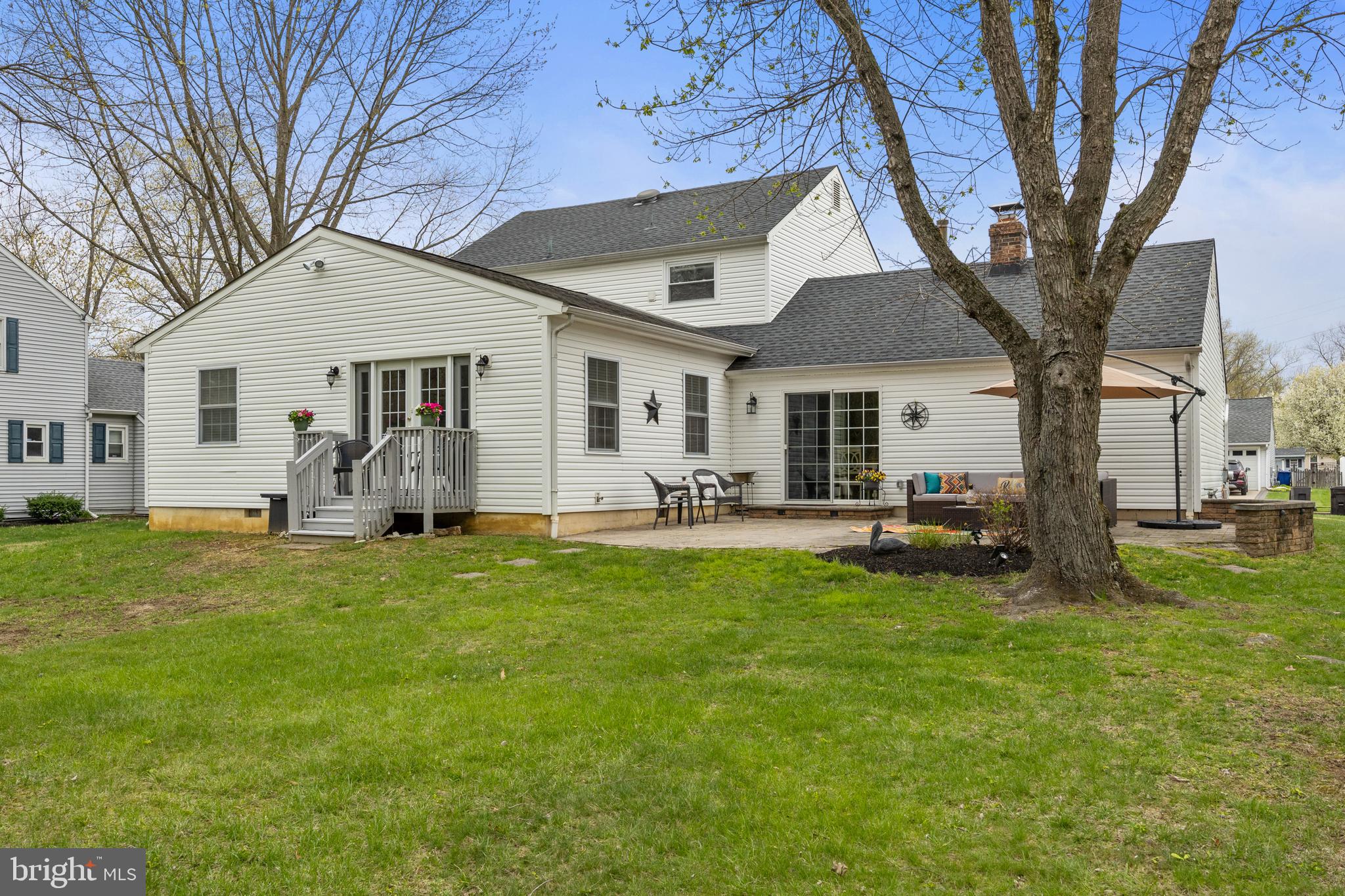 179 Forge Road Delran, NJ 08075 - Photo 27 of 35 a backyard of a house with table and chairs