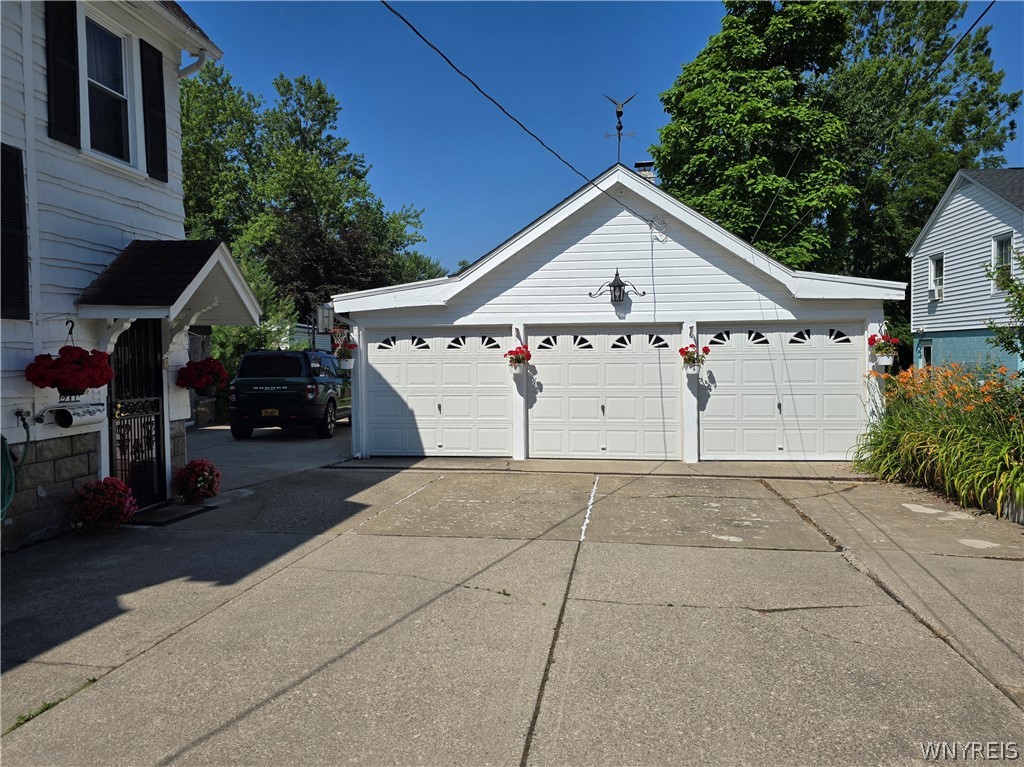 36 Dellwood Road Amherst, NY 14226 - Photo 40 of 45 3 car garage!