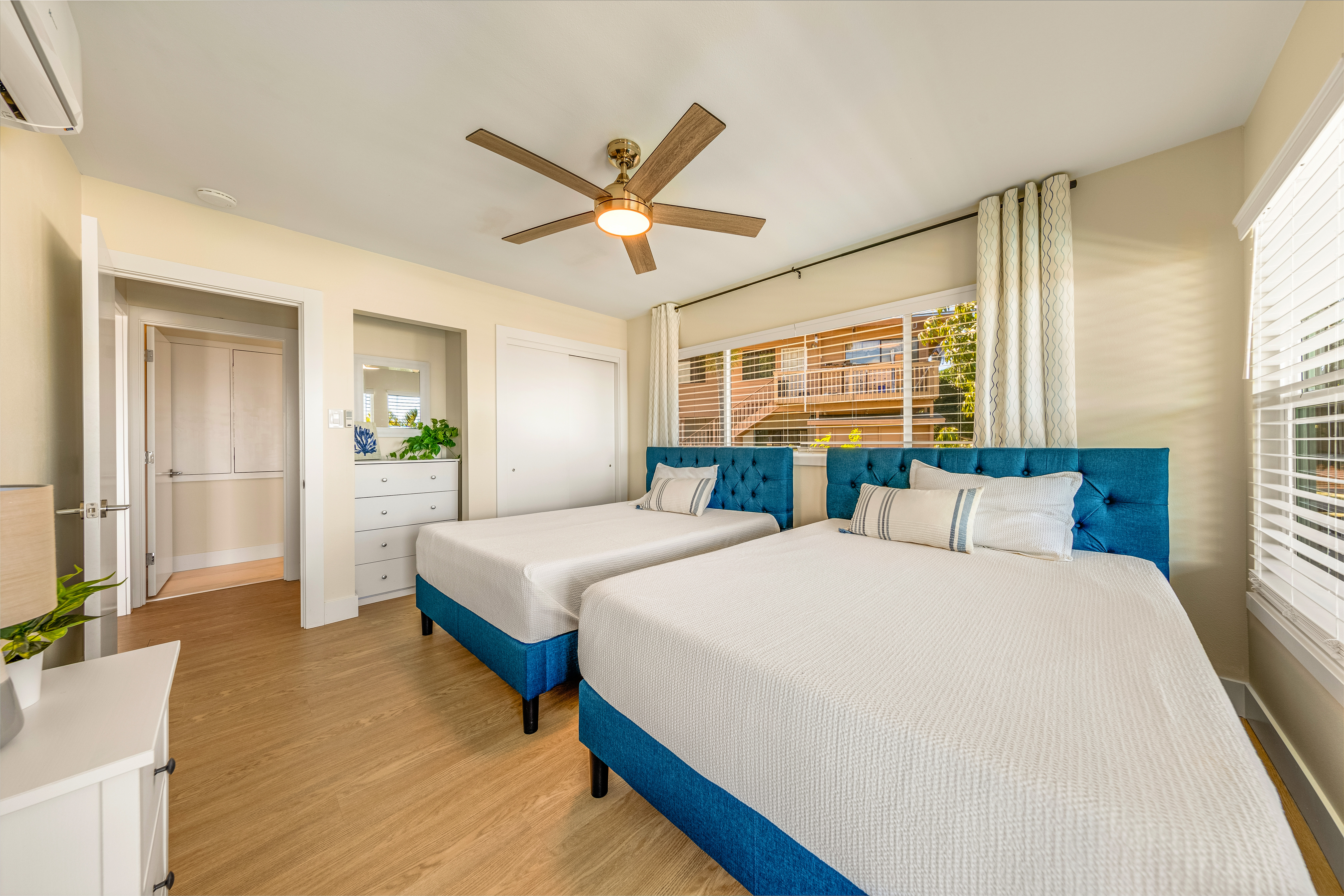 77-6472 Kilohana Street Kailua-Kona, HI 96740 - Photo 13 of 29 a bedroom with a large bed and a chandelier