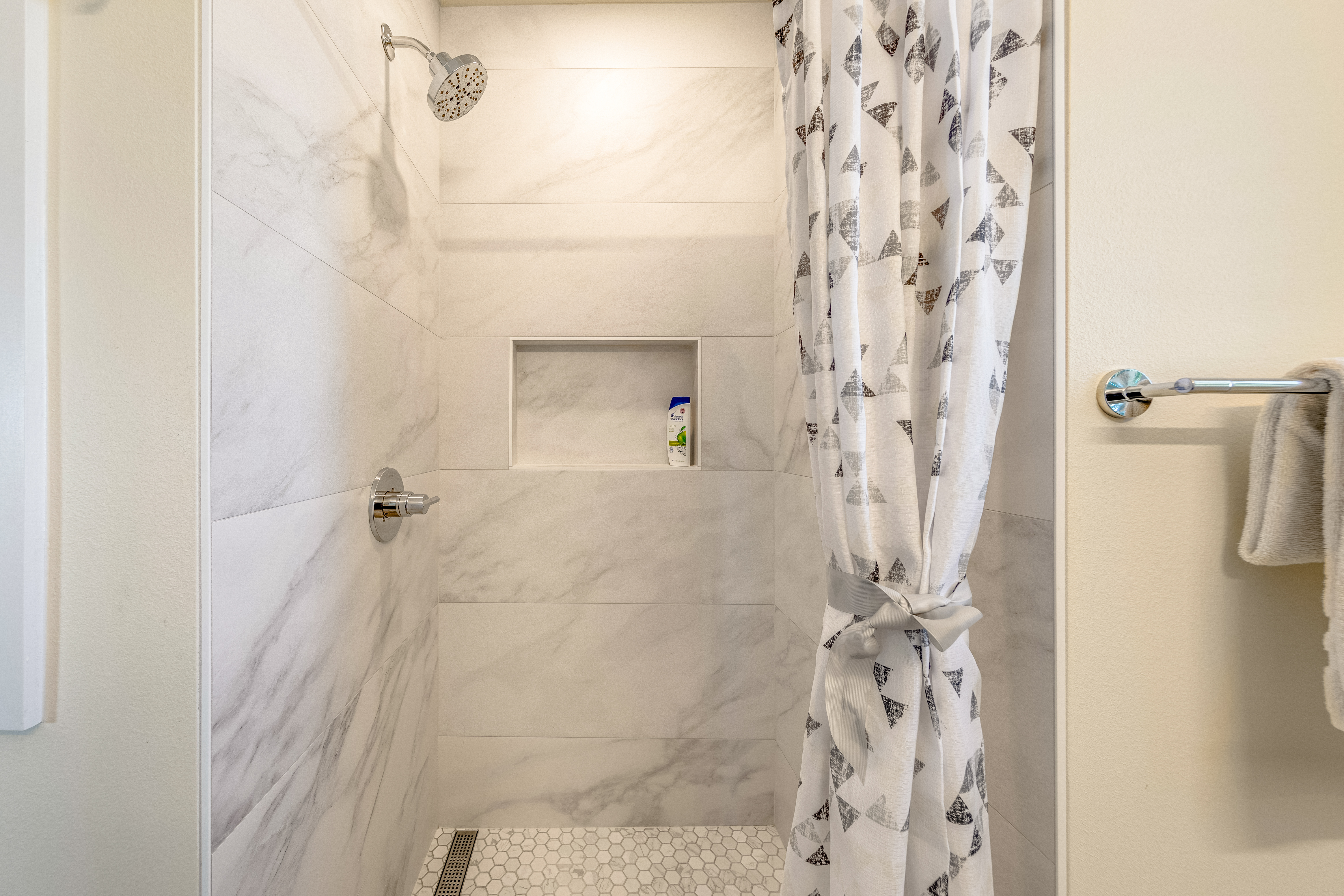 77-6472 Kilohana Street Kailua-Kona, HI 96740 - Photo 15 of 29 a bathroom with a shower