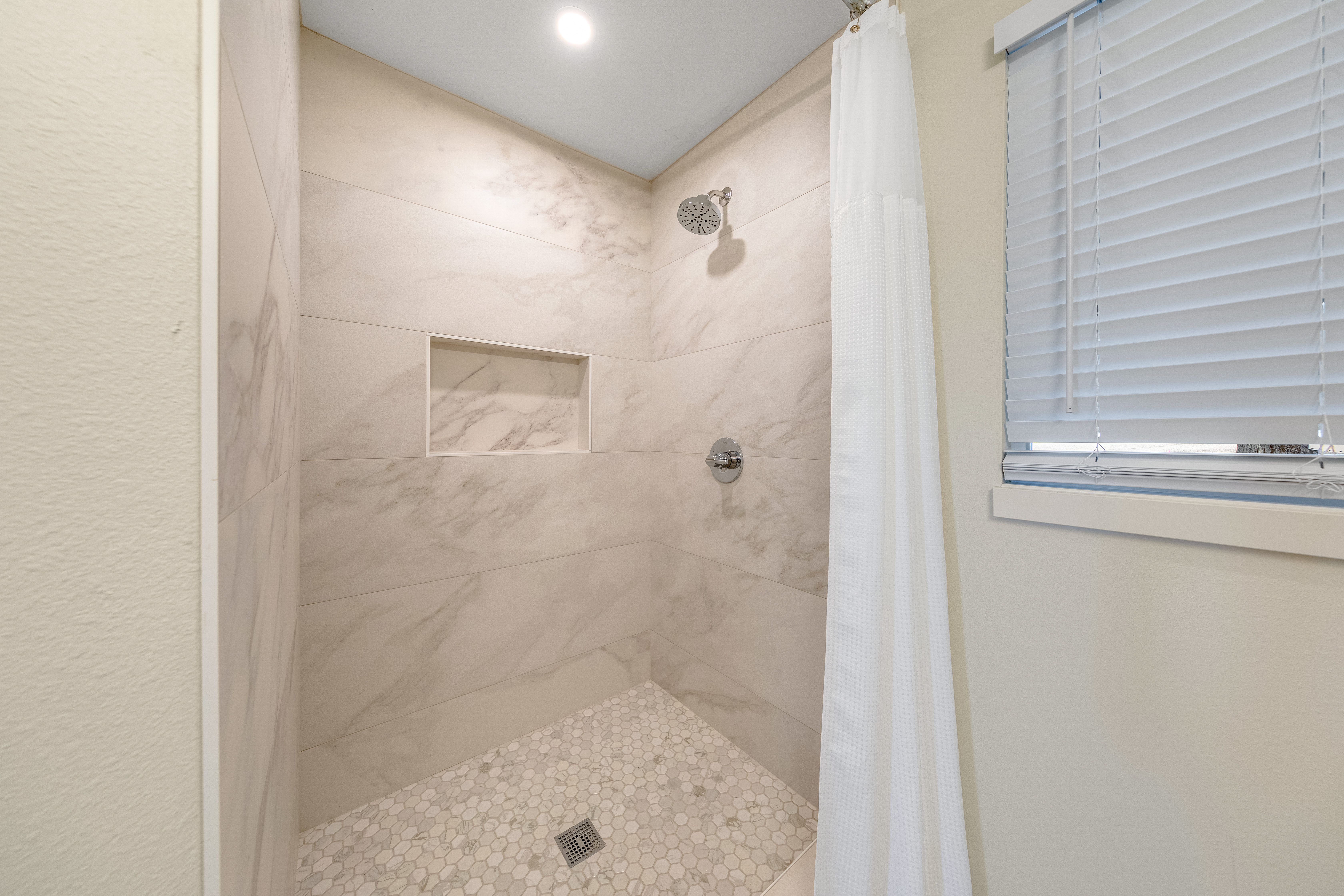 77-6472 Kilohana Street Kailua-Kona, HI 96740 - Photo 23 of 29 a bathroom with a shower