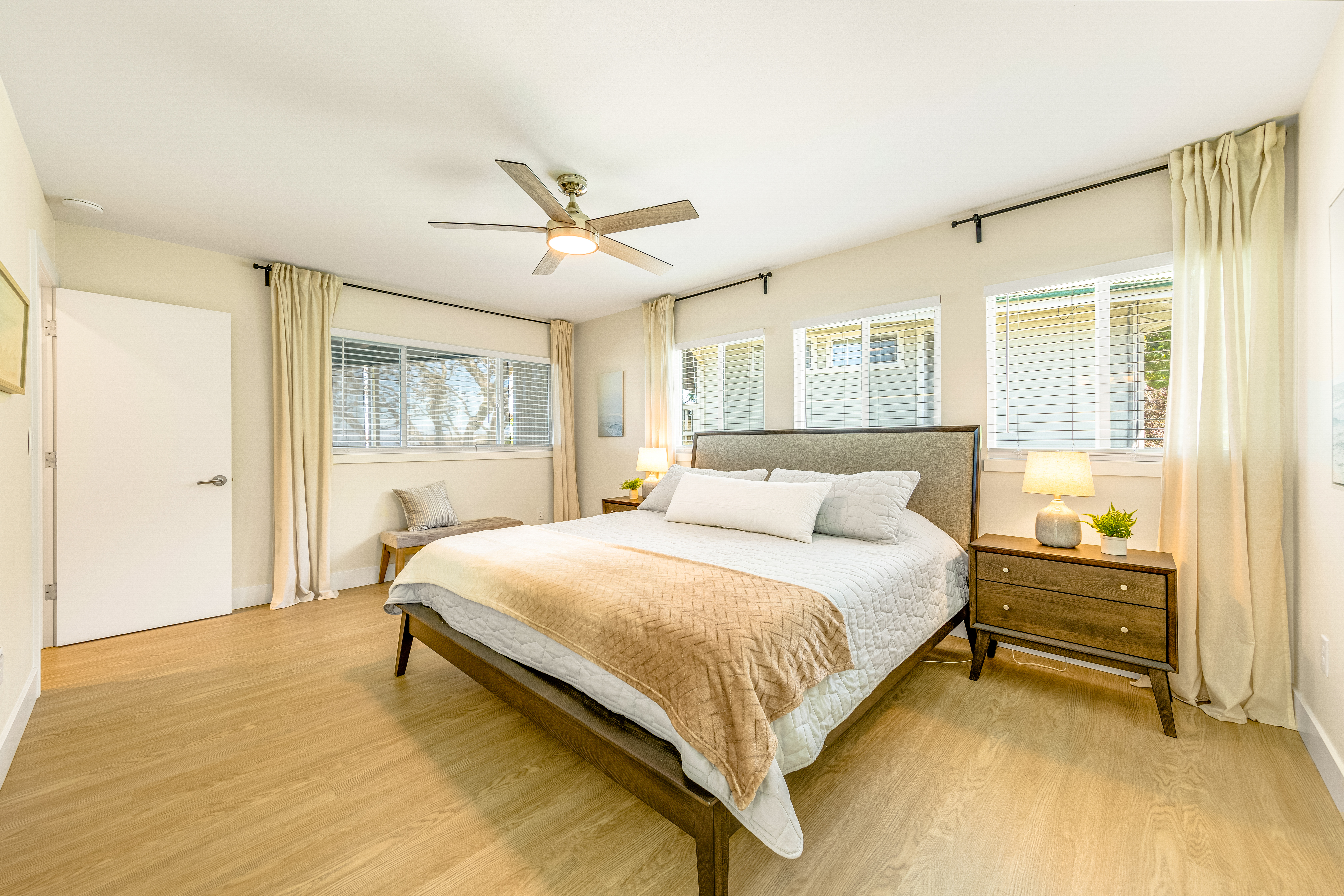 77-6472 Kilohana Street Kailua-Kona, HI 96740 - Photo 7 of 29 a bedroom with a bed and a chandelier