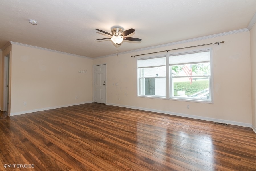 231 Tollview Road Elgin, IL 60123 - Photo 3 of 19