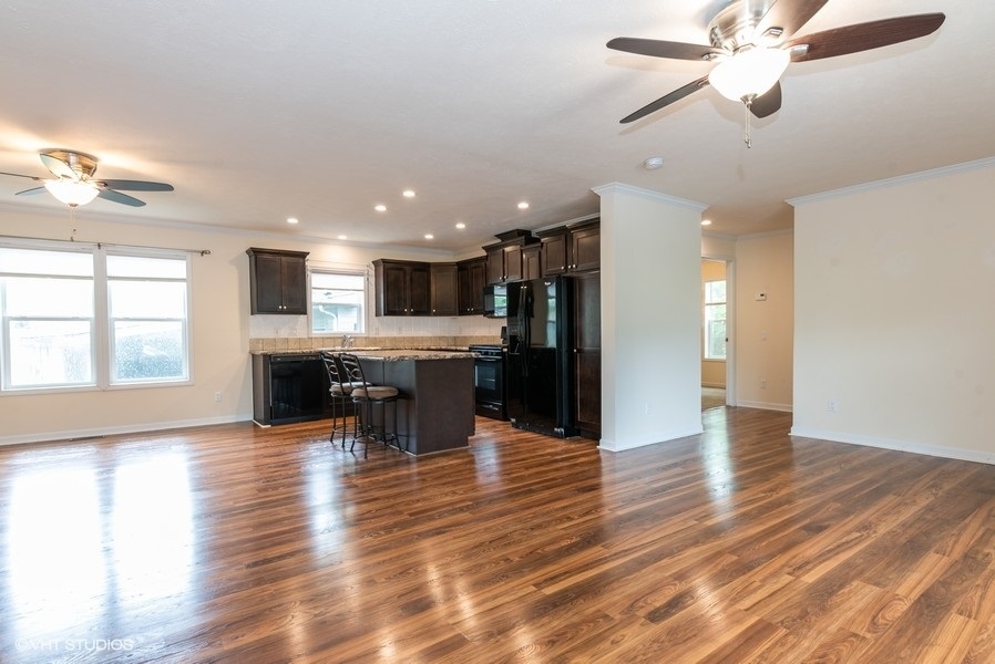 231 Tollview Road Elgin, IL 60123 - Photo 4 of 19