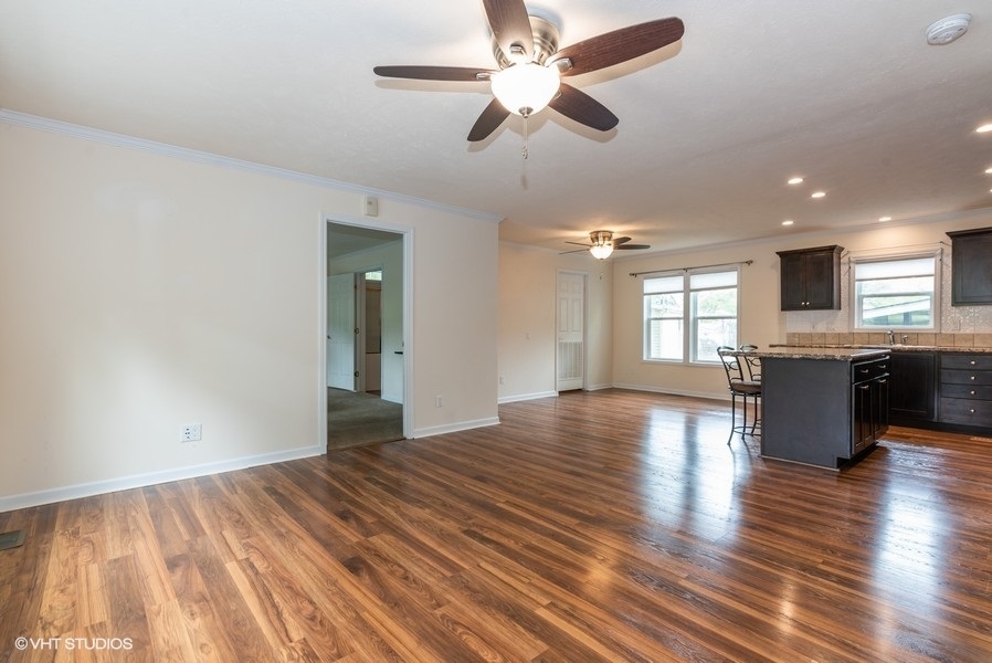 231 Tollview Road Elgin, IL 60123 - Photo 5 of 19