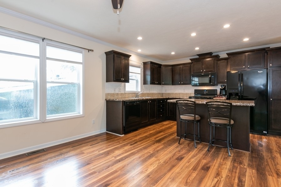 231 Tollview Road Elgin, IL 60123 - Photo 8 of 19