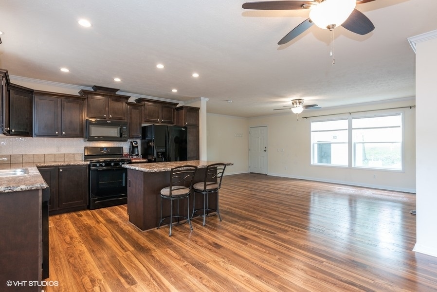 231 Tollview Road Elgin, IL 60123 - Photo 9 of 19