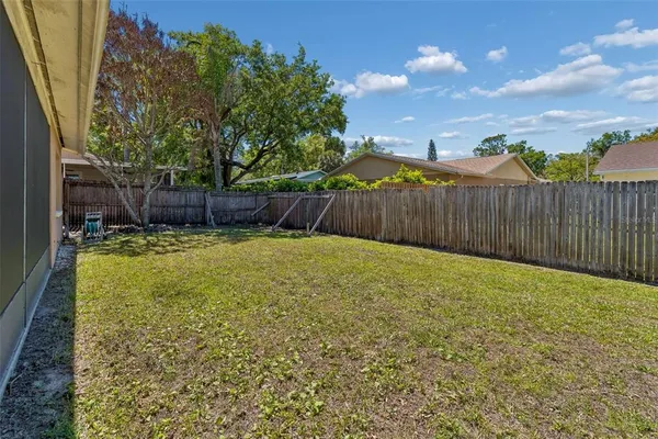 a view of a backyard