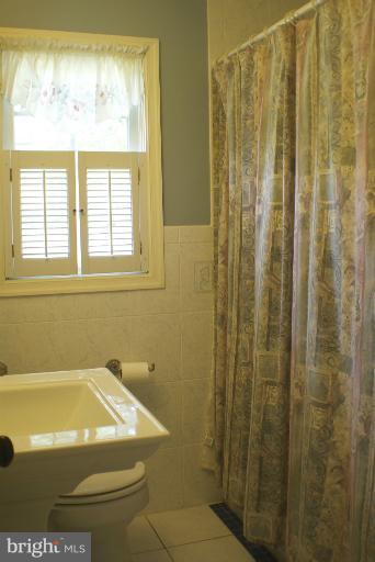 7926 Bainbridge Road Alexandria, VA 22308 - Photo 10 of 20 Guest Bath
