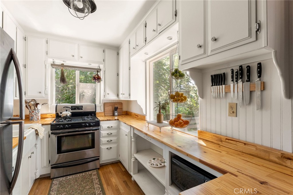 816 Fern Road Lake Arrowhead, CA 92385 - Photo 14 of 35 a kitchen with stainless steel appliances a stove a sink and a refrigerator