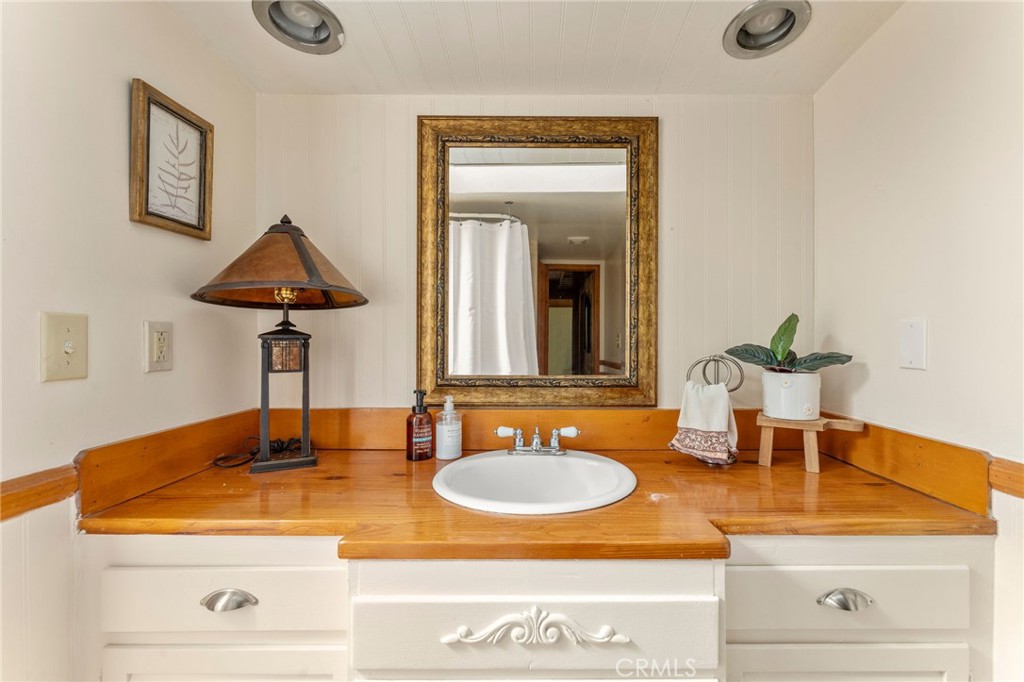 816 Fern Road Lake Arrowhead, CA 92385 - Photo 28 of 35 a bathroom with a sink and a mirror