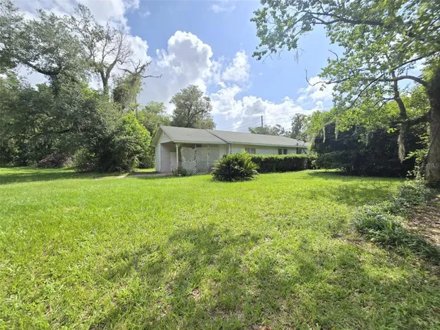 a view of a house with a yard