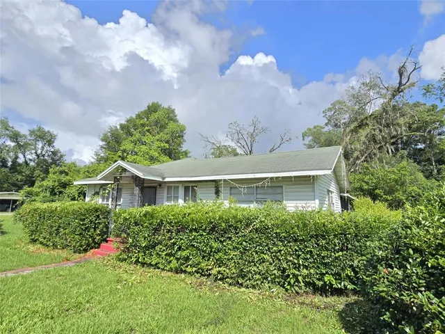 a view of yard with green space