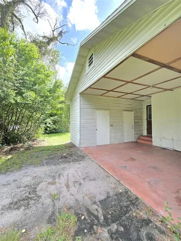 a view of a house with backyard and garden