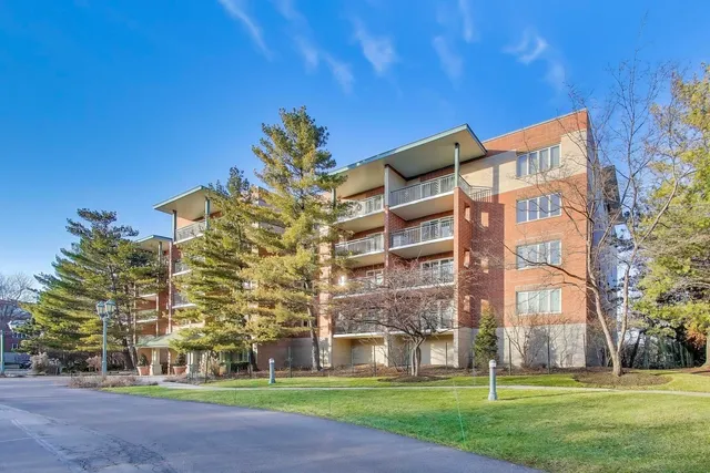 $549,000 | 3940 West Bryn Mawr Avenue, Unit 310, Chicago, IL 60646